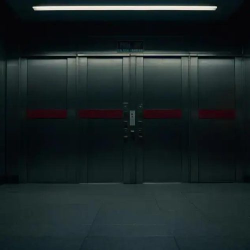 TIL: Mulher Encontrada Morta em Elevador Após 1 Mês