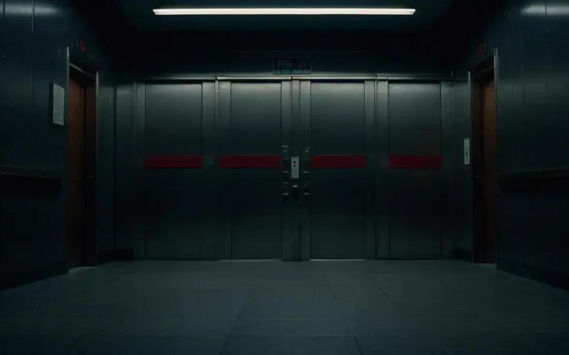 TIL: Mulher Encontrada Morta em Elevador Após 1 Mês